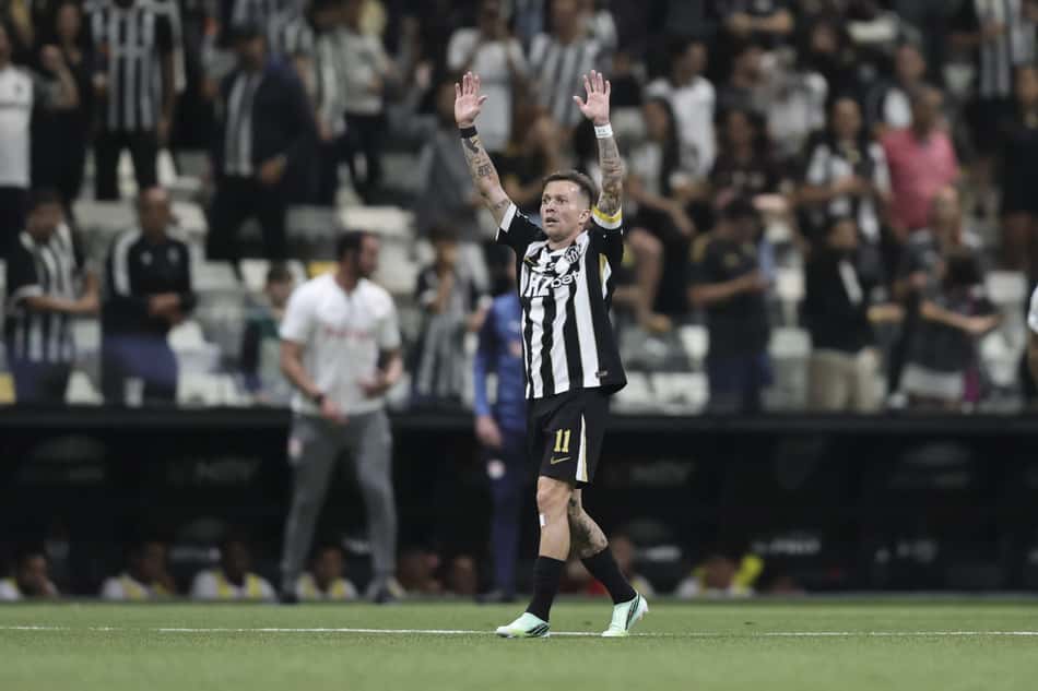 Bernard celebra gol contra o Bragantino (Foto: : Gilson Lobo/AGIF/Folhapress)