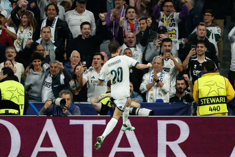 O meio-campista português do Real Madrid, número 20, Bernardo Silva, comemora o primeiro gol de sua equipe durante a partida da 3ª rodada da Liga dos Campeões da UEFA entre Real Madrid CF e RB Leipzig, no estádio Santiago Bernabéu, em Madri, em 21 de outubro de 2026. (Foto: Oscar Del Pozo / AFP)