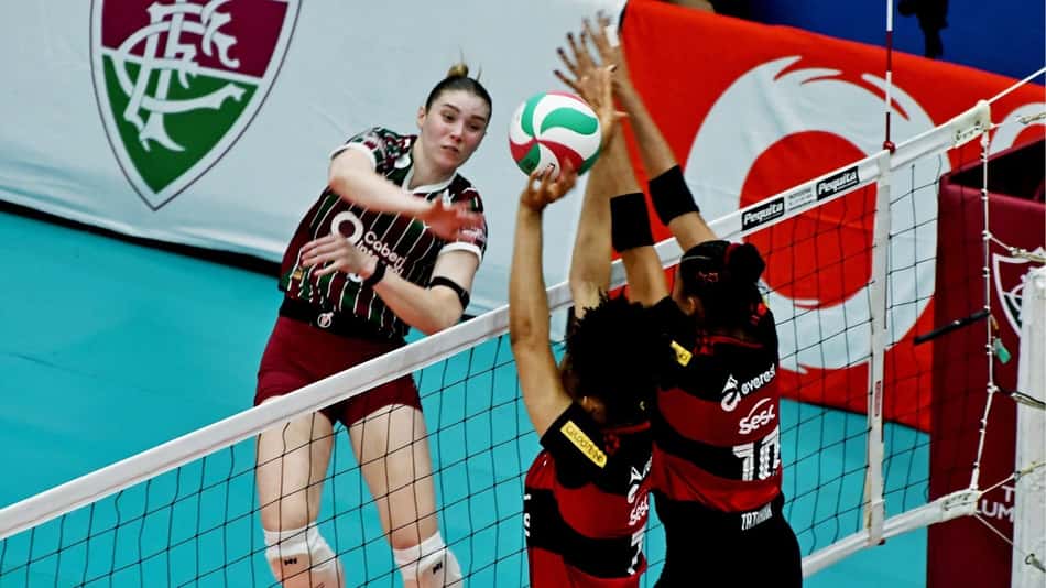 Bianca Bertolino ataca em Fluminense x Sesc RJ Flamengo na final do Carioca de vôlei
