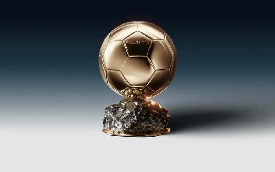 Bola de Ouro (Ballon d'Or) dourada sobre pedestal rochoso