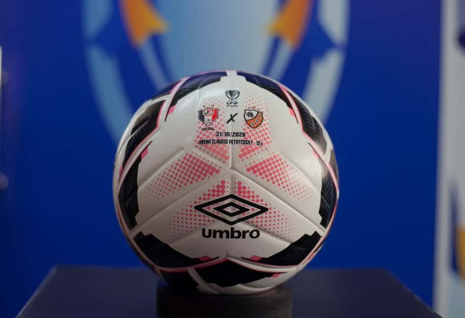 Bola de futsal Umbro com logotipos da LNF, exibida na Arena Cláudio Petrosky em 31/10/2026.