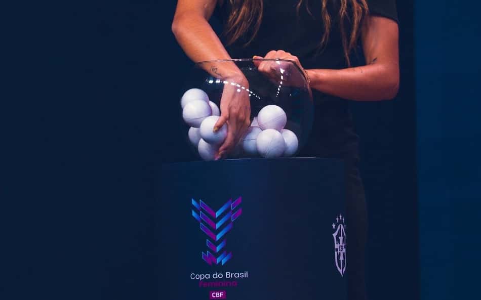 Mão manuseando bolinhas do sorteio da Copa do Brasil Feminina