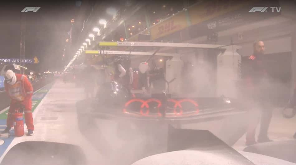 Fumaça na garagem da Audi após carro de Gabriel Bortoleto pegar fogo durante GP de Singapura na F1