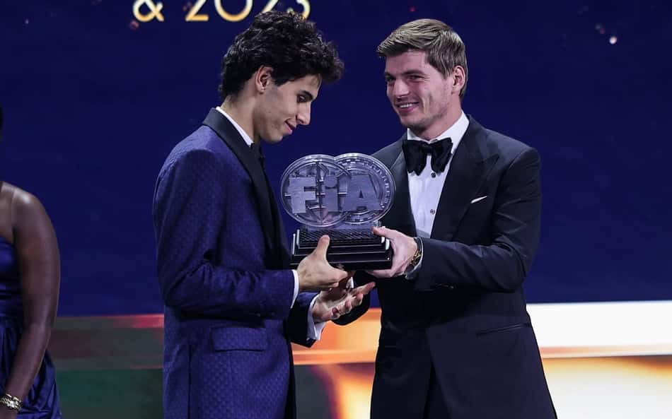 Gabriel Bortoleto recebe prêmio da FIA de Max Verstappen, tetracampeão da F1