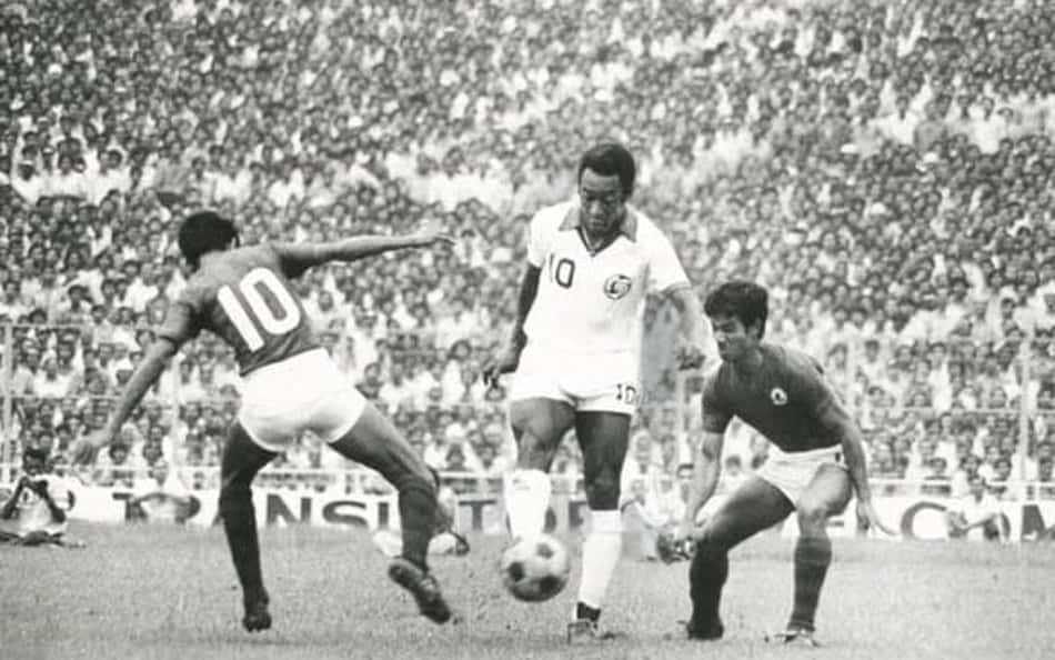 Pelé em ação pelo NY Cosmos diante do Mohun Bagan, em Calcutá, na Índia