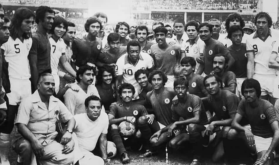 Pelé confraterniza com jogadores do NY Cosmos e do Mohun Bagan, em Calcutá, na Índia