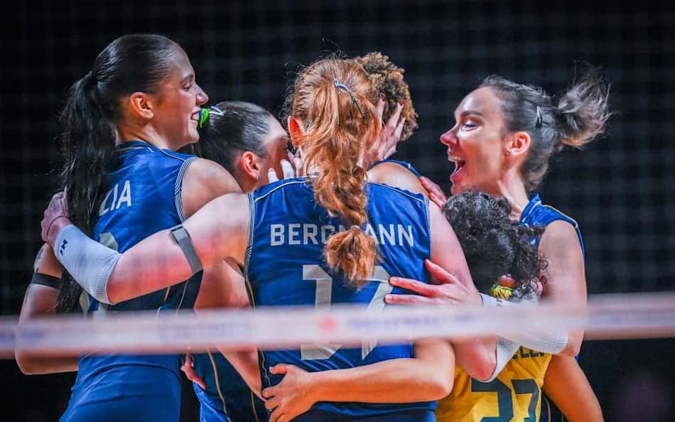 Jogadoras da Seleção Brasileira feminina de vôlei, com uniforme azul, comemoram ponto marcado contra a Turquia na final da Liga das Nações (VNL)
