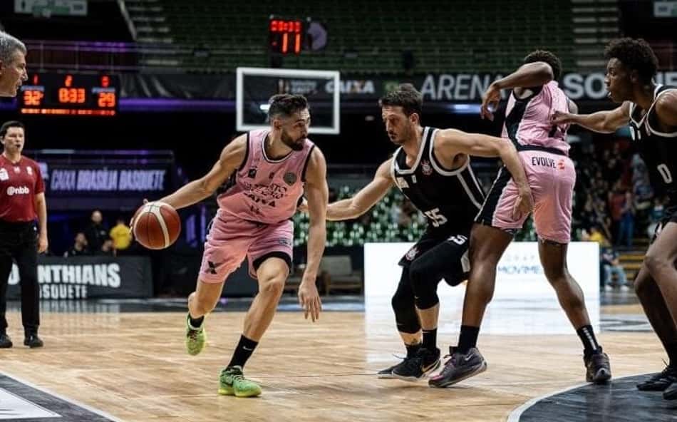 Brasília x Corinthians, jogo 27 do NBB 2026, jogadores competem pela bola em quadra de basquete.