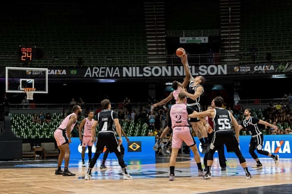 Jogo do NBB entre Brasília e Corinthians na Arena Nilson Nelson; jogador salta para arremessar cercado por marcadores.
