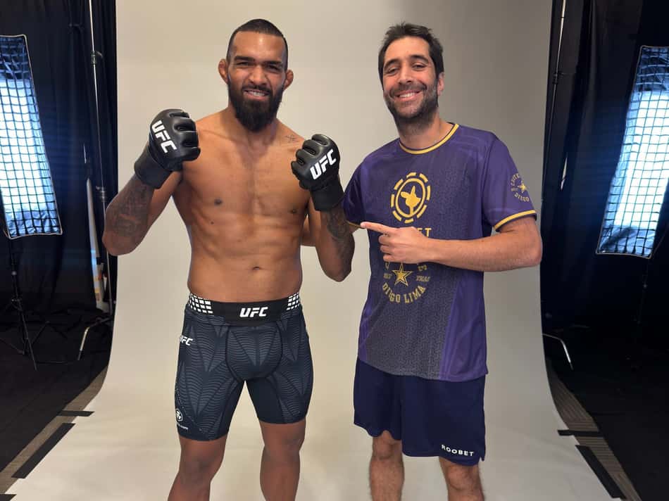 Brendson Ribeiro e Diego Lima posam para foto no media day do UFC