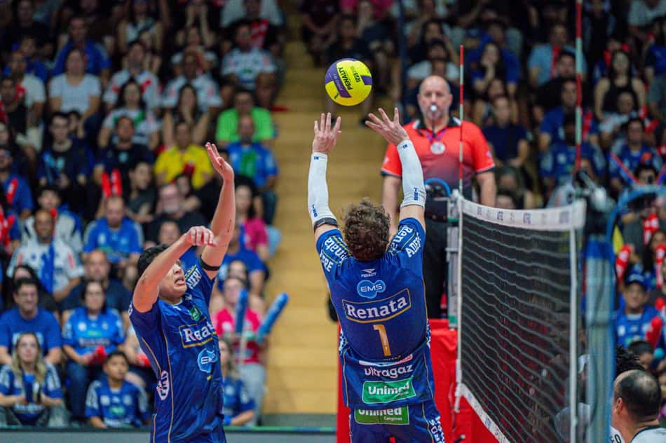 Bruninho levanta para Matheus Pinta em Campinas x Suzano pela final do Campeonato Paulista masculino de vôlei