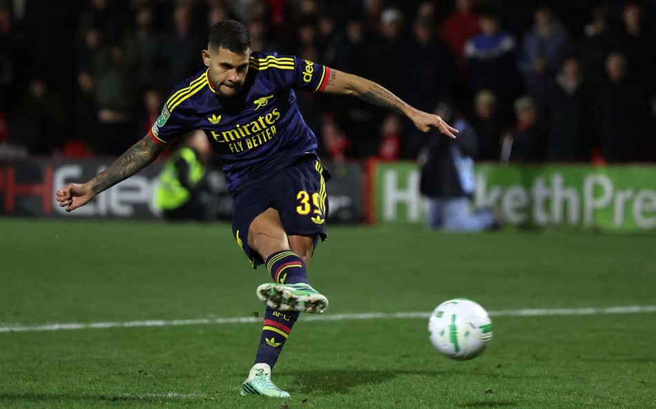 Bruno Guimarães, jogador do Arsenal, chutando a bola na Copa da Liga Inglesa.
