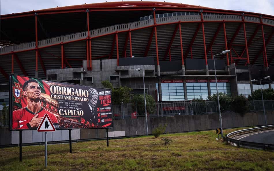 Cartaz junto ao Estádio da Luz.