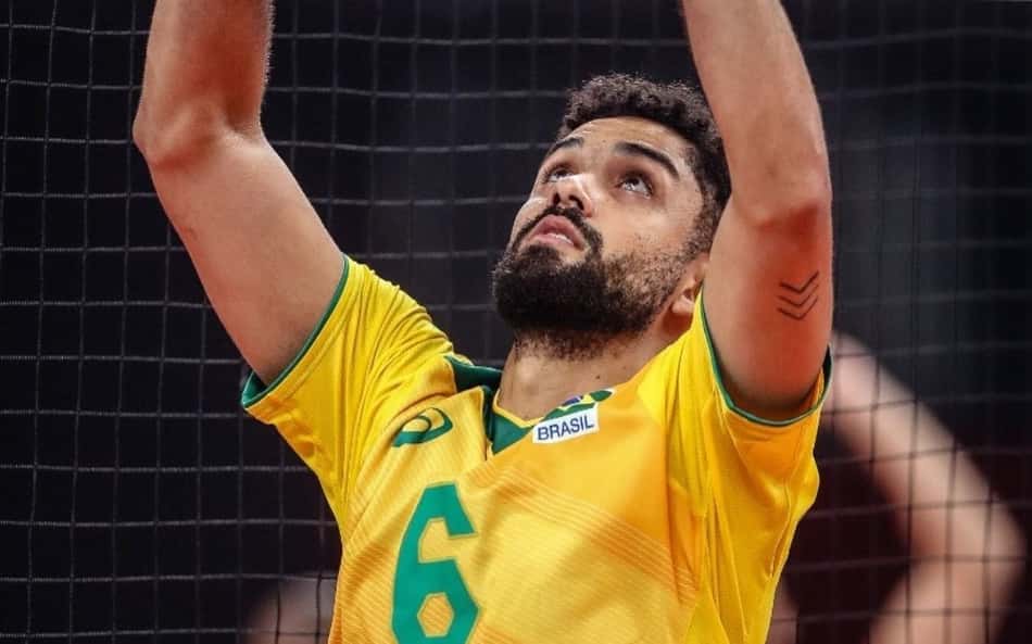 Fernando Cachopa olha para bola de vôlei e realiza movimento de levantamento