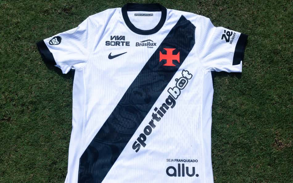 Camisa do Vasco da Gama branca com faixa diagonal azul-marinho, logotipos Sportingbet e cruz vermelha.
