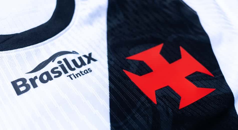 Camisa do Vasco da Gama com logomarca BrasiliLux Tintas e símbolo vermelho em preto.