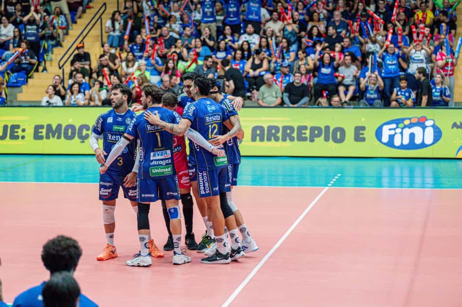 Jogadores do Vôlei Renata, de Campinas, celebram no Campeonato Paulista em quadra diante da torcida.