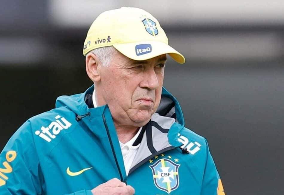 Carlo Ancelotti durante treino da Seleção Brasileira
