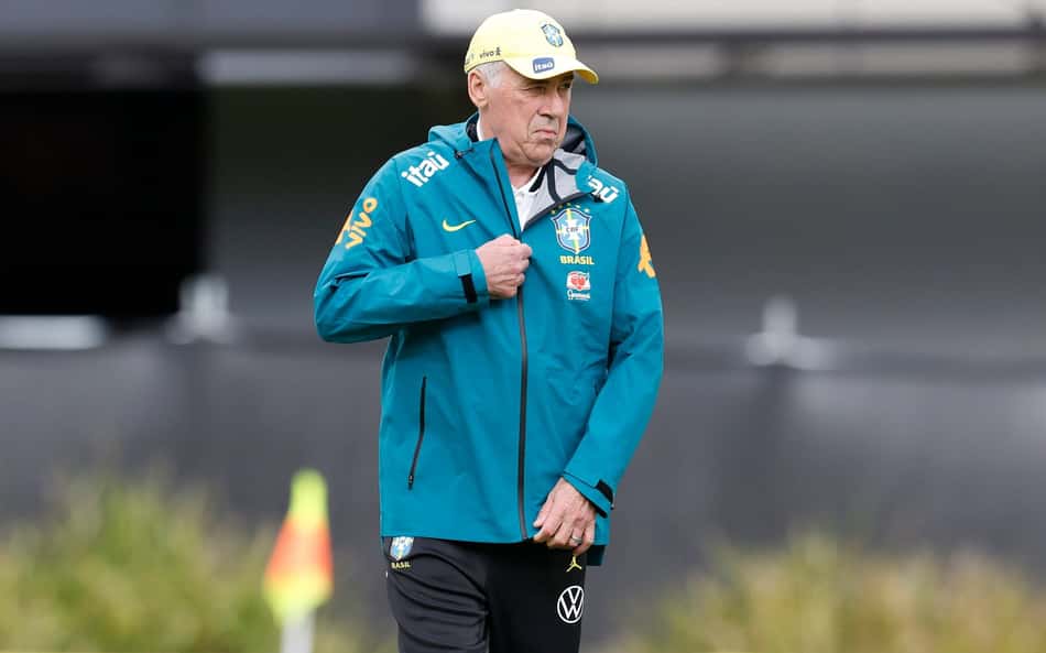 Carlo Ancelotti durante treino da Seleção Brasileira
