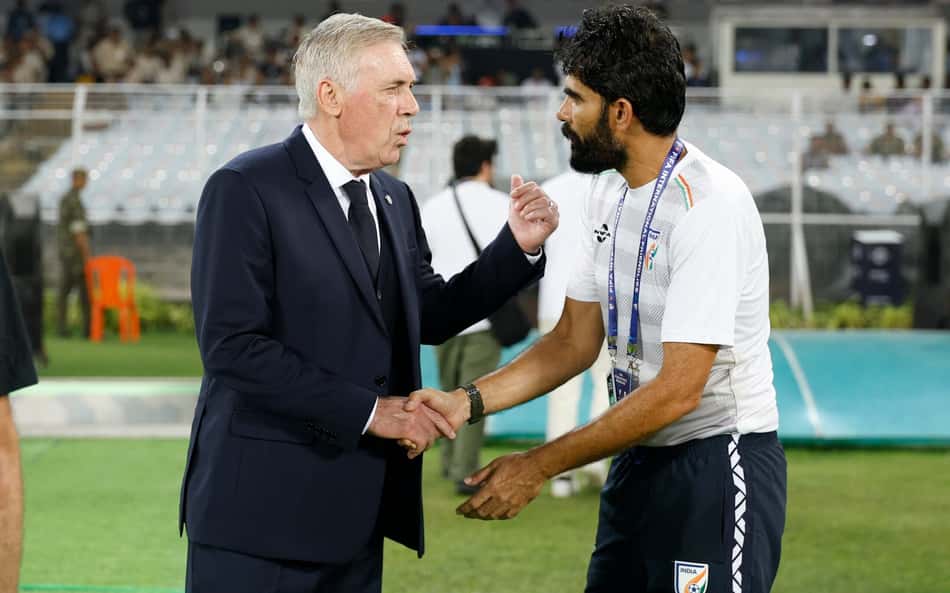 Carlo Ancelotti e Khalid Jamil se cumprimentam no amistoso entre Índia e Brasil, em Calcutá
