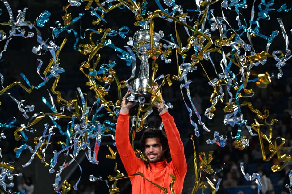 Carlos Alcaraz comemora título no ATP 500 de Tóquio