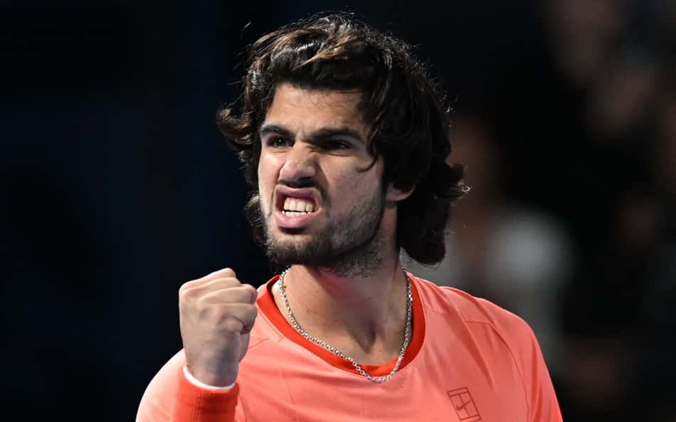 Carlos Alcaraz comemora ponto no ATP 500 de Tóquio