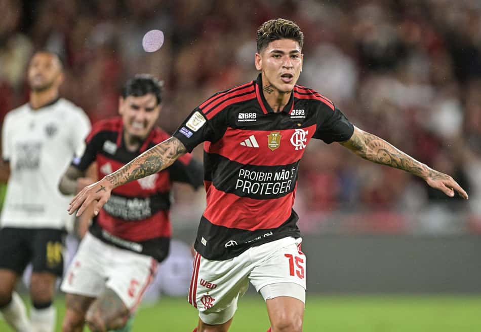 Carrascal comemora gol da vitória do Flamengo sobre o Atlético-MG