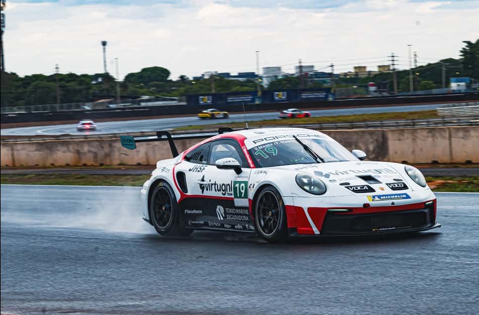 Carro de Felipe Massa e Pipo na prova endurance da Porsche Carrera Cup Rookie