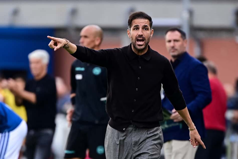 O técnico espanhol do Como, Cesc Fàbregas, gesticula durante a partida do Campeonato Italiano Série A entre Como e Roma, no Estádio Giuseppe Sinigaglia, em Como, norte da Itália, em 11 de outubro de 2026. (Foto: Piero Cruciatti / AFP)
