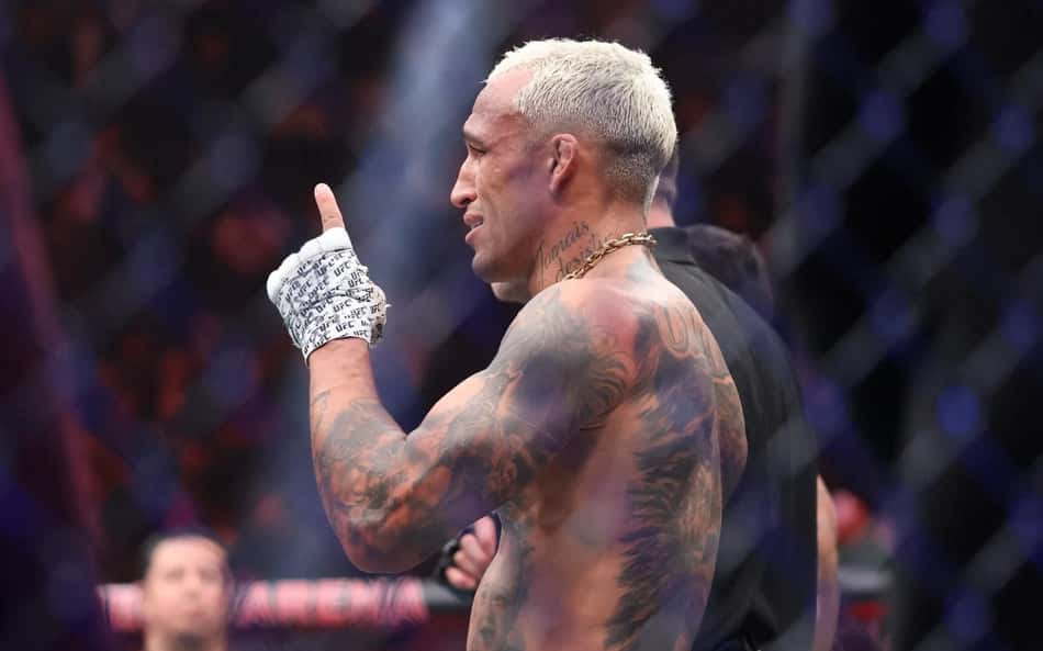 Charles do Bronx aponta para o alto e comemora vitória do UFC