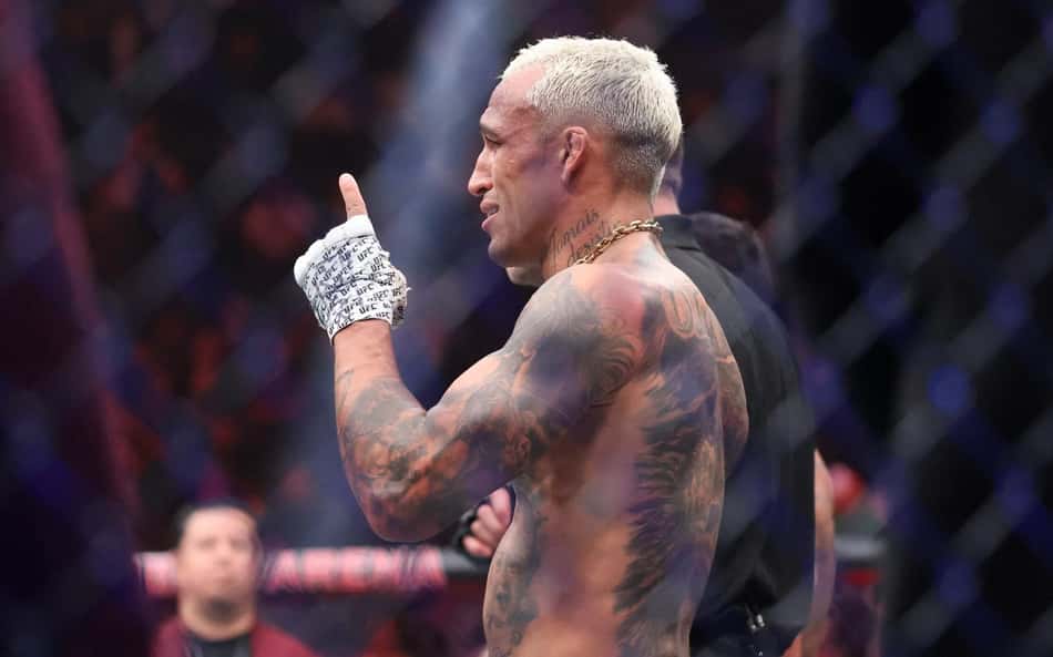 Charles do Bronx aponta para o alto e comemora vitória do UFC