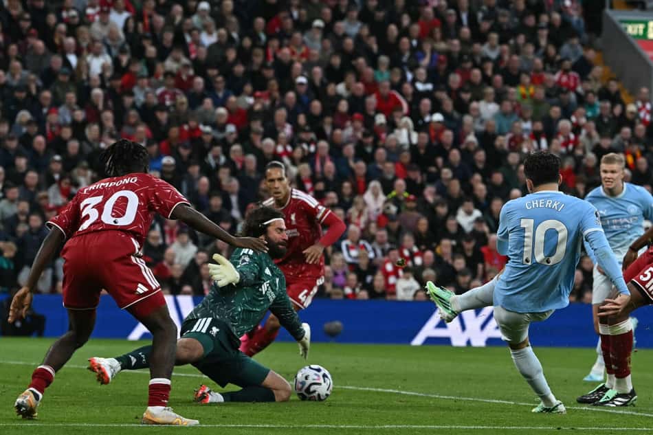 Cherki chuta para marcar um lindo gol para o Manchester City sobre o Liverpool de Alisson