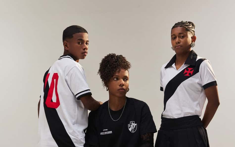 Três modelos da coleção Vasco Kenner posam ao redor de uma bola com o logotipo Vasco.