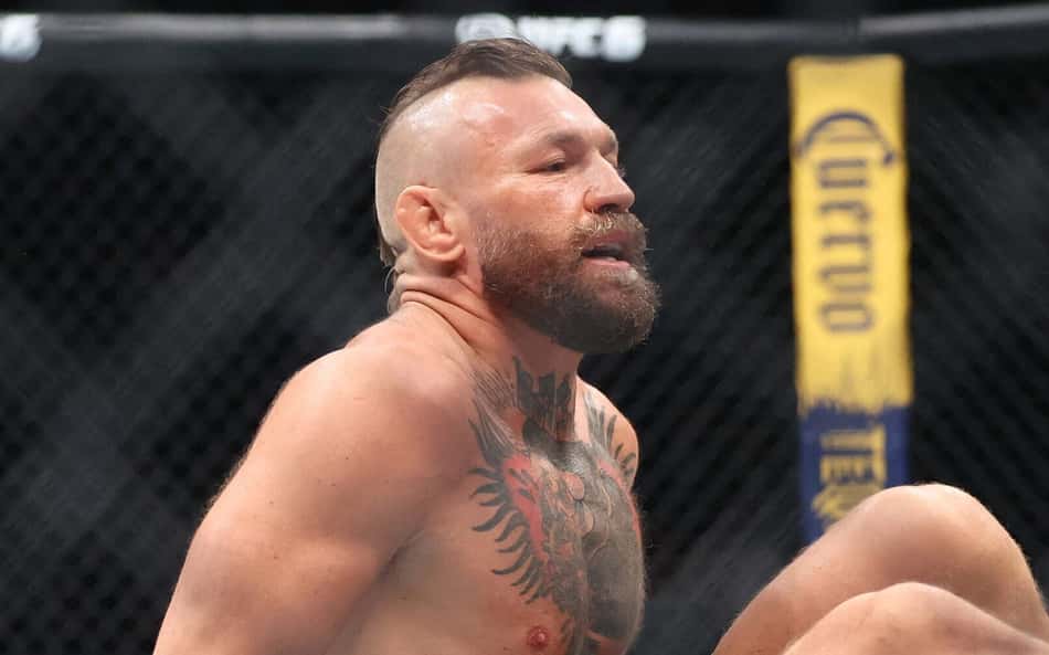 Conor McGregor dentro do octógono, em luta contra Max Holloway no UFC 329