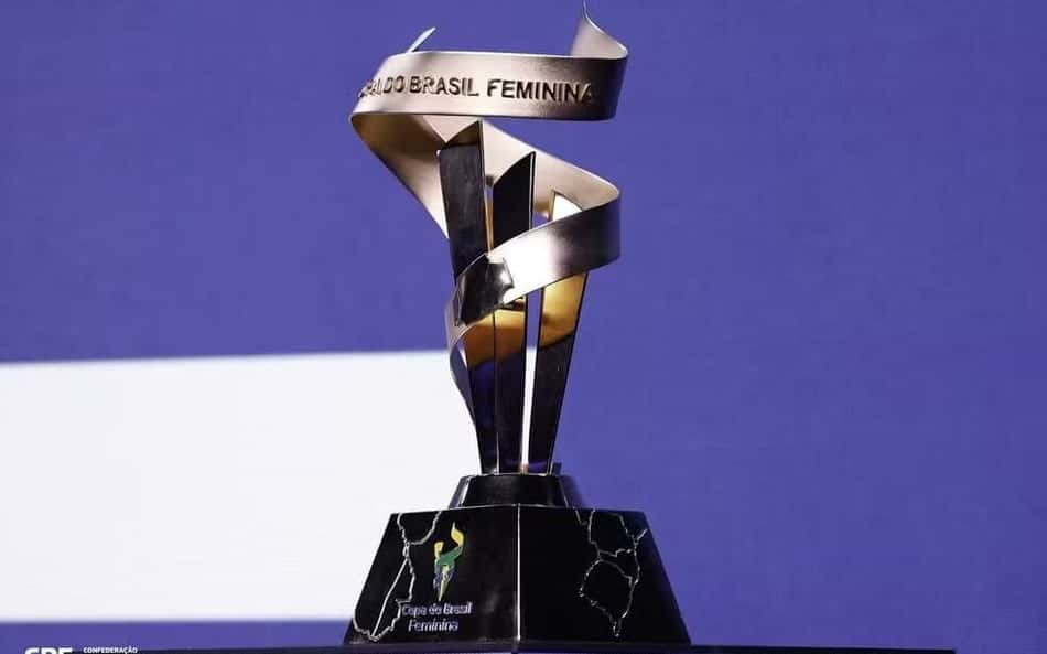 Troféu da Copa do Brasil Feminina em prata, com fita em espiral sobre base preta.