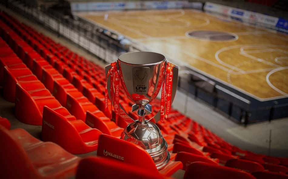 Troféu da Copa LNF em cadeiras vermelhas da arena de futsal, com fitas vermelhas.