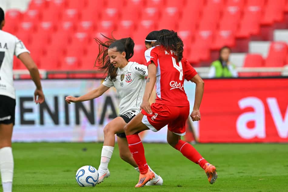 Corinthians e Santa Fe disputam bola na semifinal feminina da Libertadores.