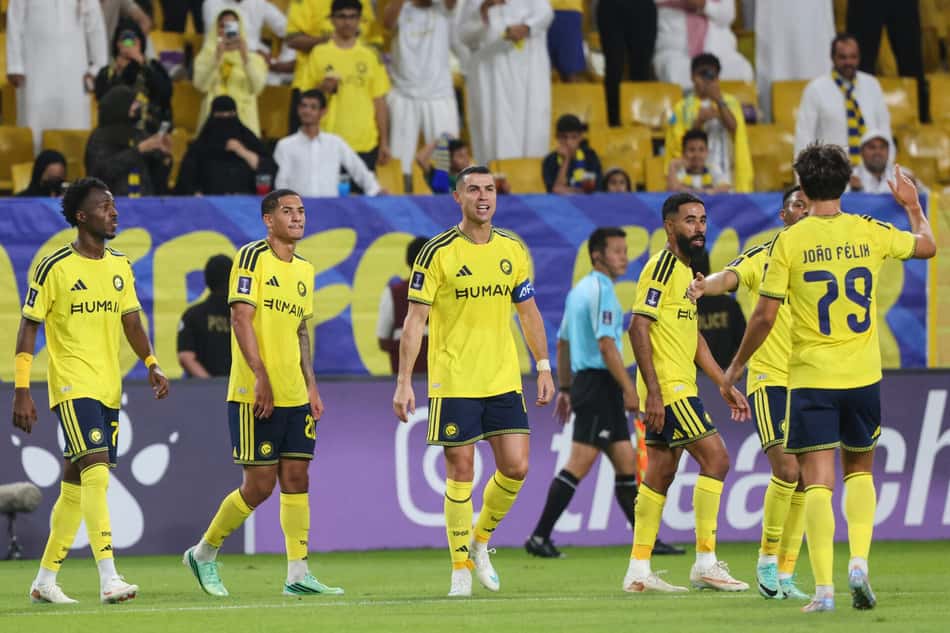 O atacante português Cristiano Ronaldo (C), número 7 do Al-Nassr, comemora com seus companheiros de equipe após marcar o segundo gol de sua equipe durante a partida do Grupo B da Liga dos Campeões da AFC entre Al-Nassr e Neftchi Fergana, no estádio Alawwal Park, em Riade, em 12 de outubro de 2026 (Foto: Fayez Nureldine / AFP)