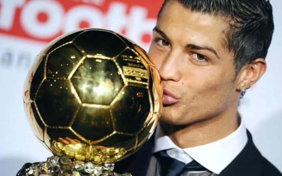 Cristiano Ronaldo beijando o Ballon d’Or 2008