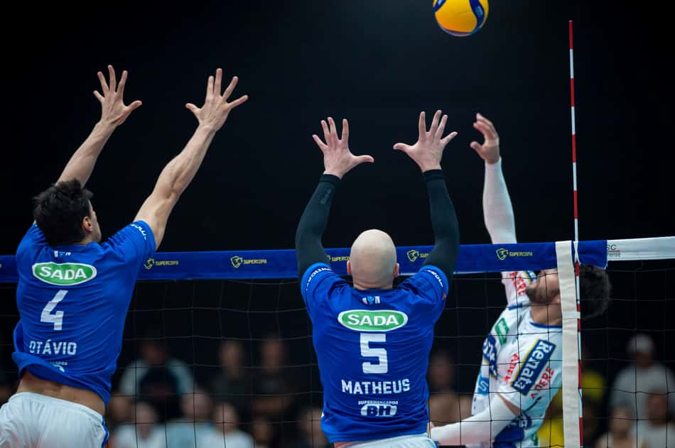 Vôlei Supercopa: Jogadores do Cruzeiro e Campinas Disputam a Bola.