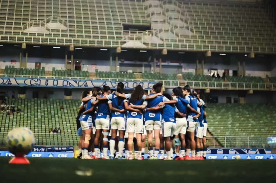 Cruzeiro Feminino se abraçando no meio do campo (Foto: Gustavo Martins/ Cruzeiro)