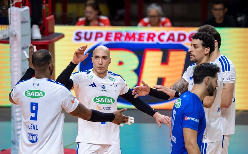Jogadores do Cruzeiro Vôlei Celebram Uma Ação Partida.