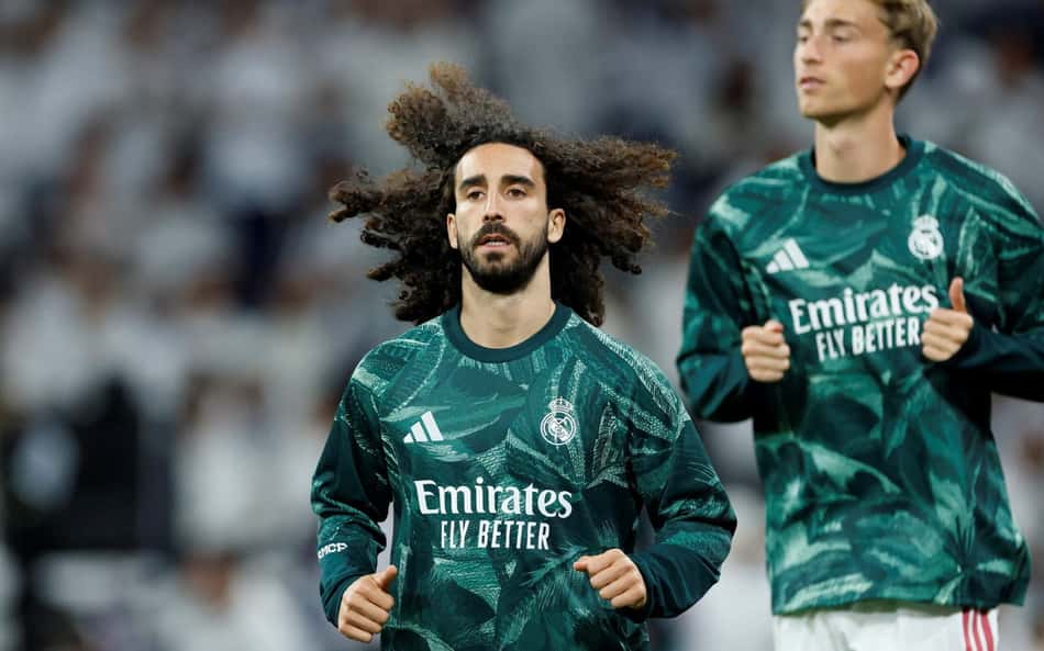 Marc Cucurella treinando com o Real Madrid, camisa verde camuflada, ao lado de colega.
