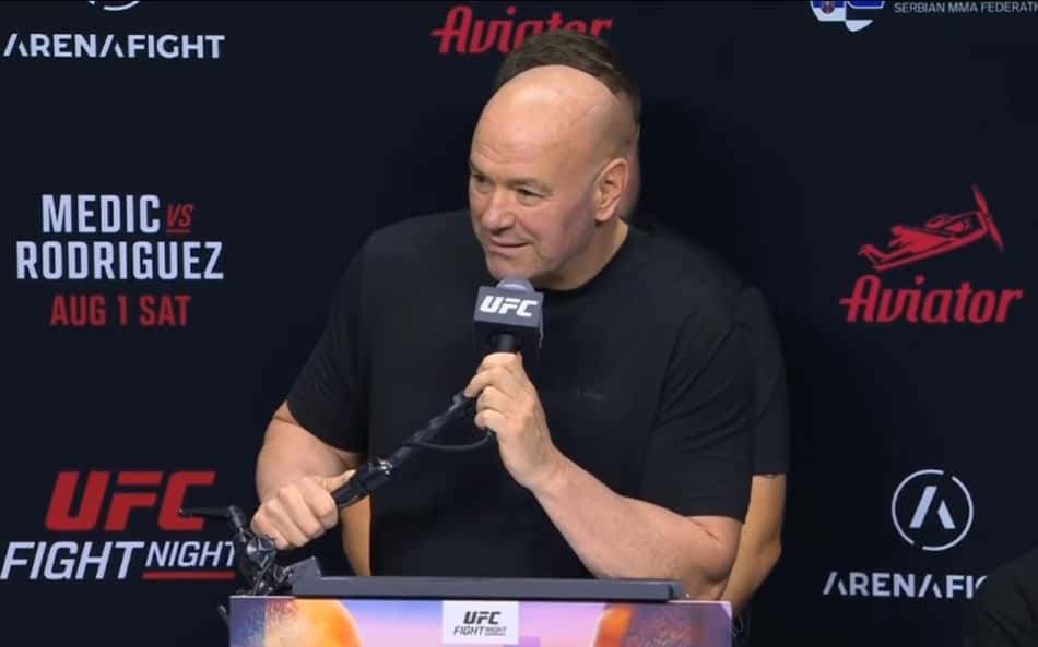 Dana White fala ao microfone em coletiva do UFC Belgrado