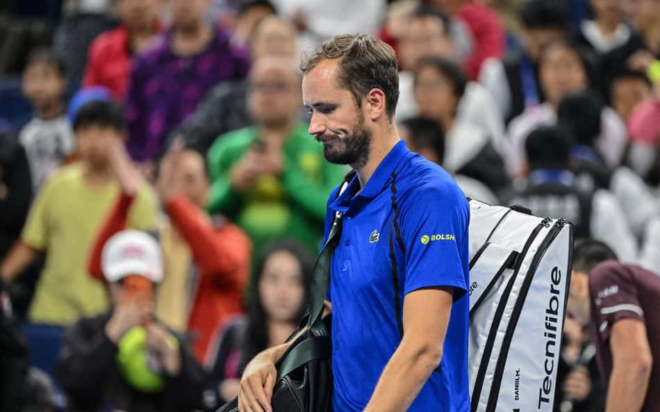 VÍDEO: Medvedev acerta bola em torcedor e é desqualificado contra Djokovic