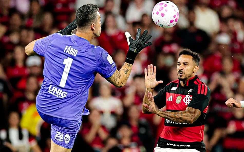 Zagueiro Danilo sofreu choque no rosto e foi encaminhado para exames de tomografia no hospital (Foto: Gilvan de Souza / Flamengo)
