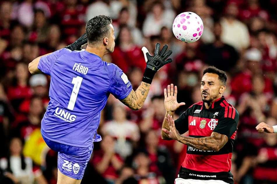 Zagueiro Danilo sofreu choque no rosto e foi encaminhado para exames de tomografia no hospital (Foto: Gilvan de Souza / Flamengo)