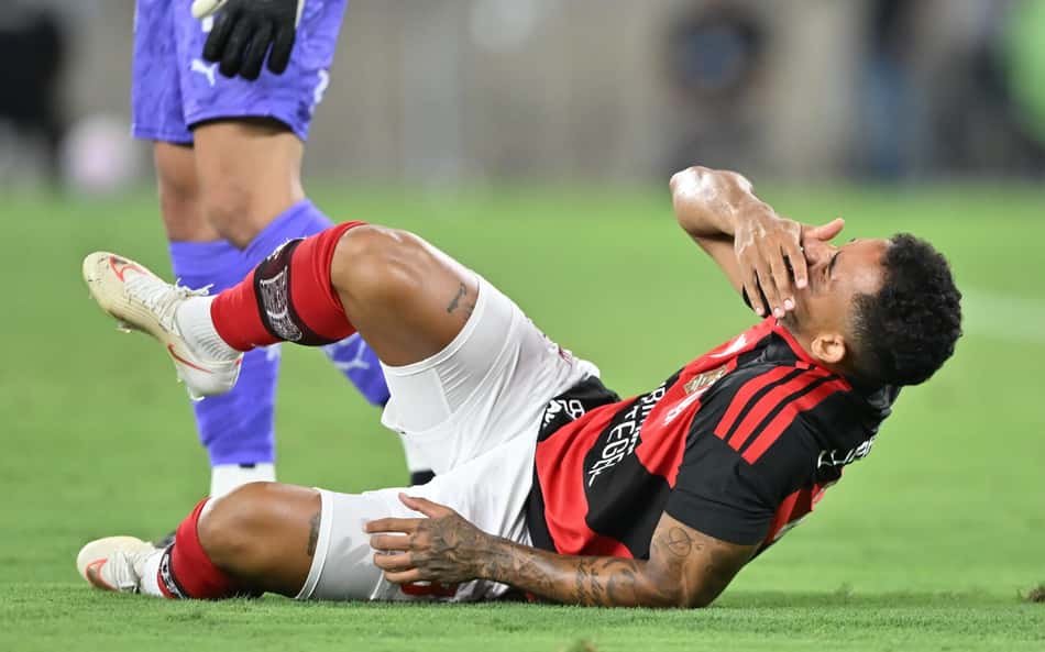 Flamengo aponta "conivência da arbitragem" após nova fratura