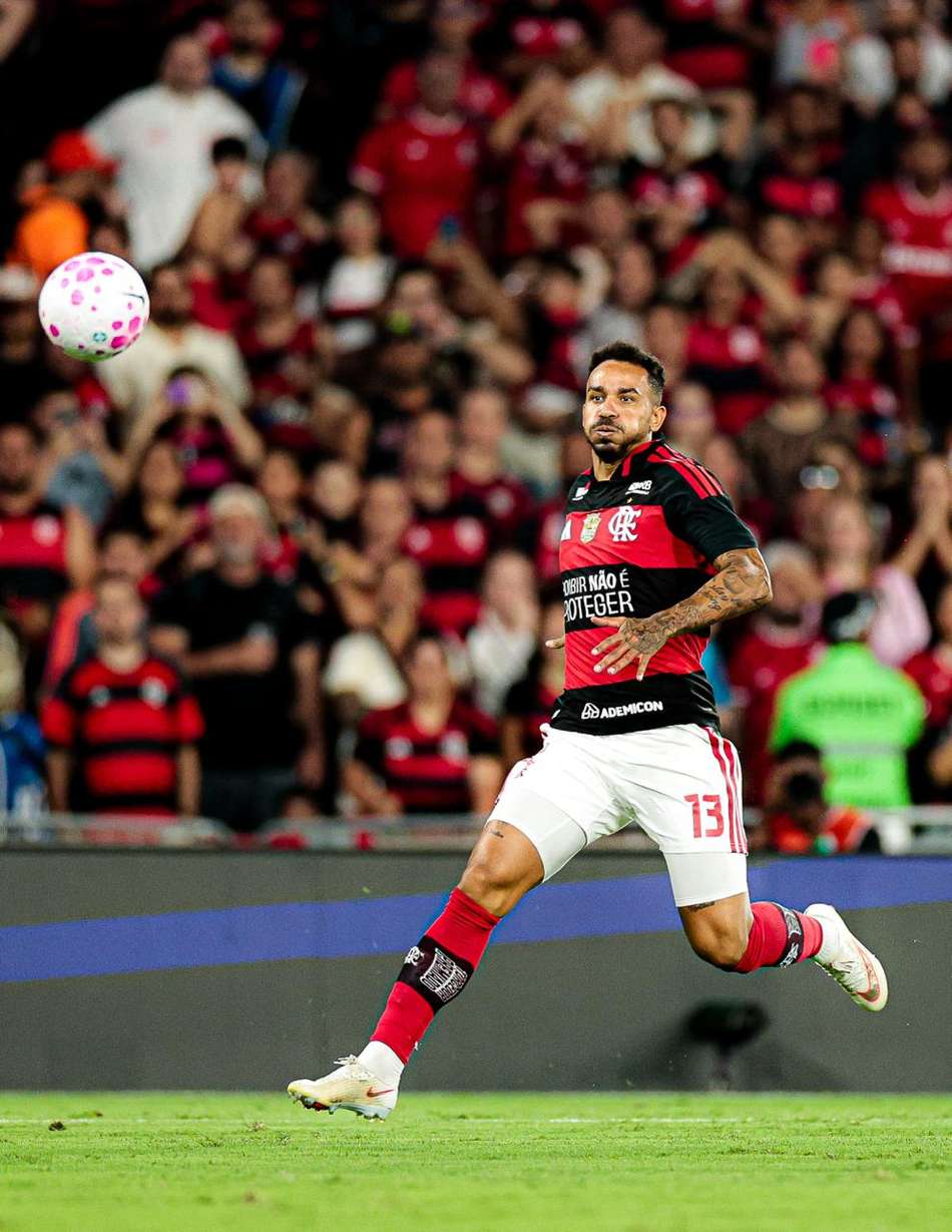 Zagueiro Danilo sofreu choque no rosto e foi encaminhado para exames de tomografia no hospital (Foto: Gilvan de Souza / Flamengo)