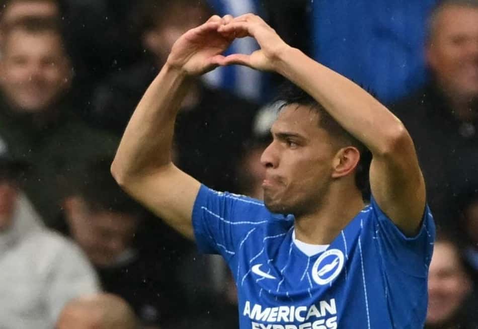 Jogador do Brighton & Hove Albion faz gesto de coração durante a partida contra Crystal Palace.